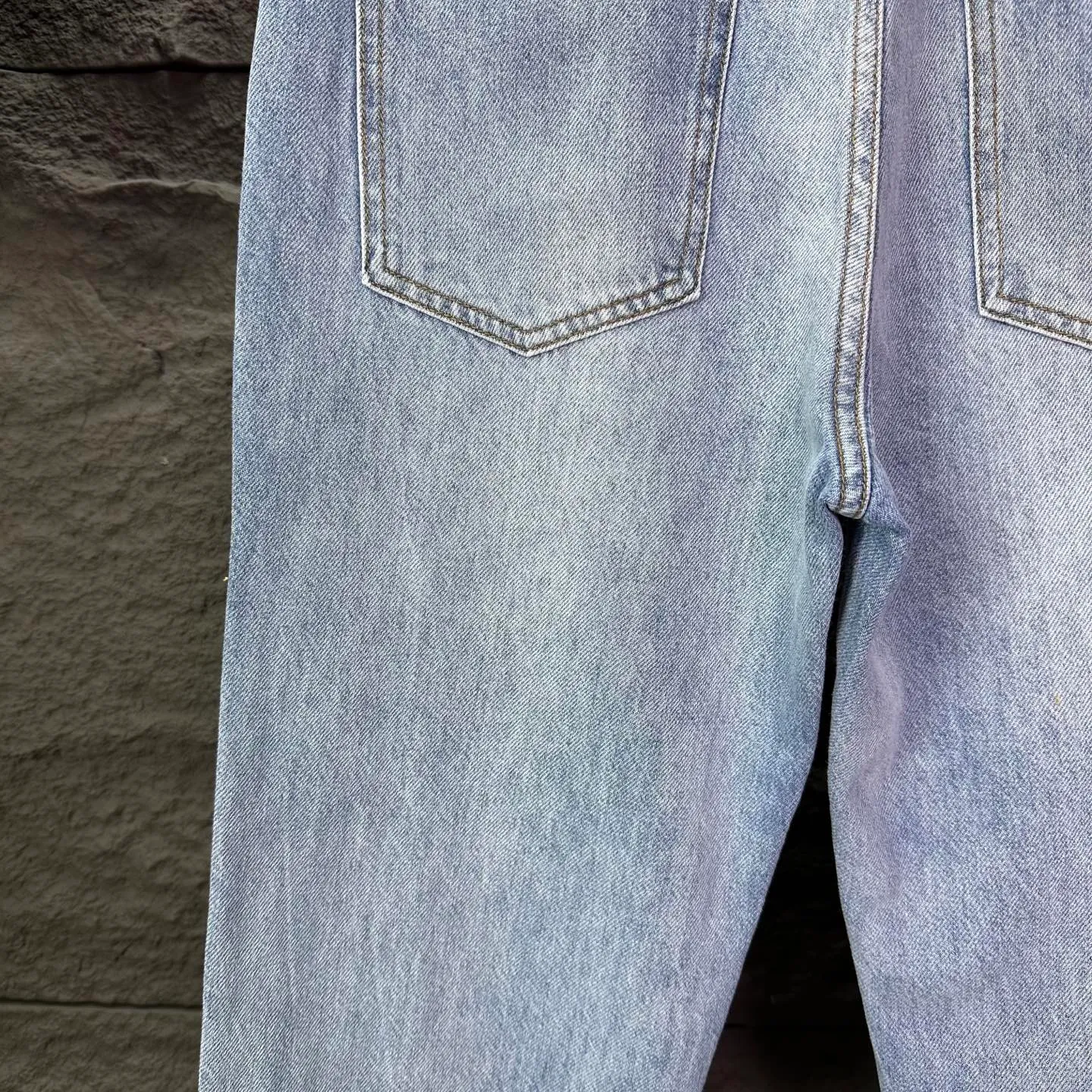 P250 GALLERY DEPT. 2025 New Light Blue Simple Washed and Distressed Couple Style Loose Straight Jeans 🔥High version🔥High version🔥 Top ceiling quality Styles with different washed textures are very friendly to people with thin legs and thick legs. The straight and loose version is very flattering. Moderate length that never goes out of style, easy to match with casually, basic styling for various styles, a must-have in the wardrobe! The fabric is stiff but also makes the upper body soft without losing texture. The washing process is even more perfect. It is a must-have item for everyone! ! ! Washed wheat, hang tag, pants label, complete with three labels Color: light blue Size: 28, 30, 32, 34, 36 (five sizes)